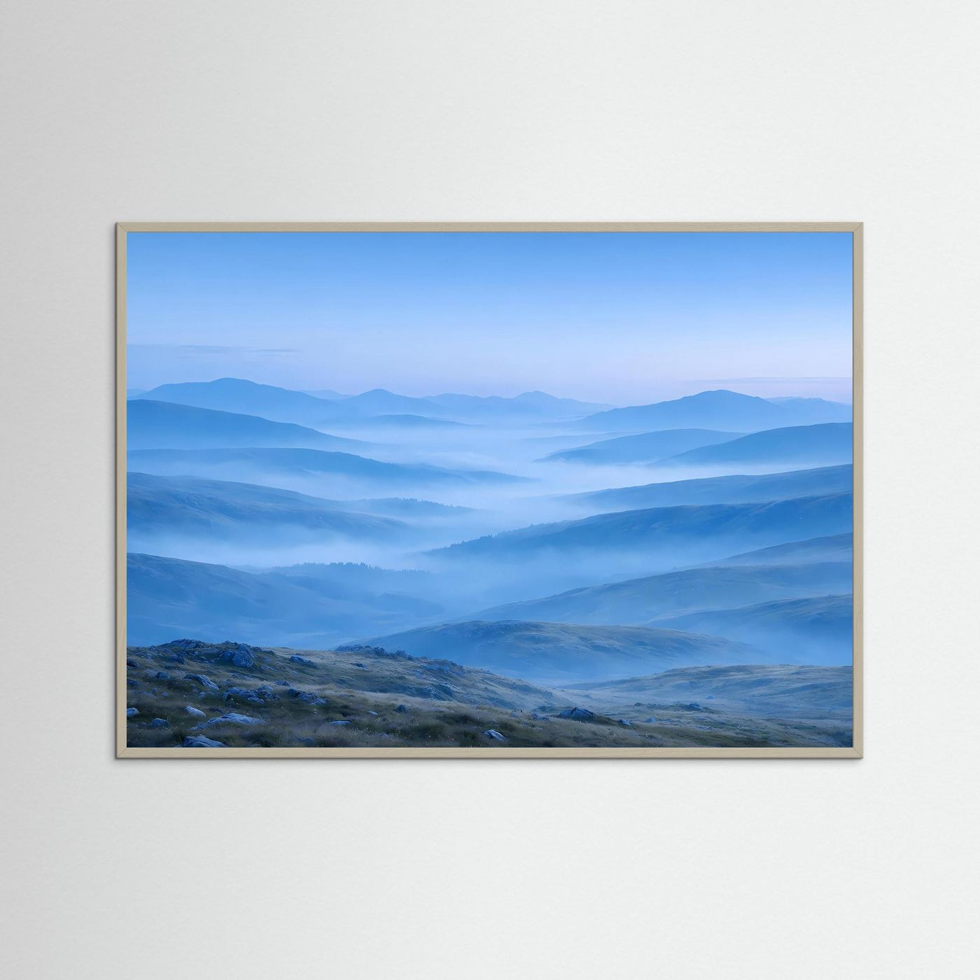 Tiefblaue Hügellandschaft im Morgennebel | Minimalistisches Panorama Natur Poster Querformat