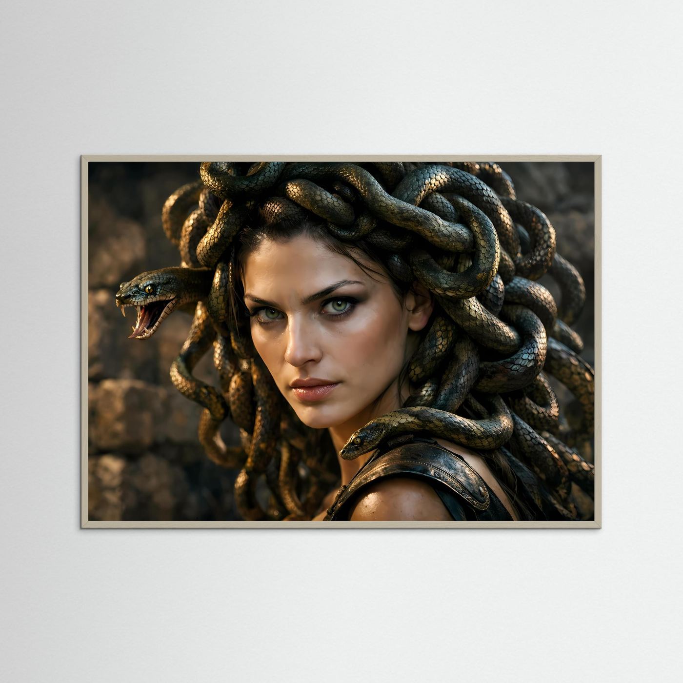 Medusa-Poster im Querformat mit beigem Rahmen: Frau mit Schlangenhaar, dunkles Grün.