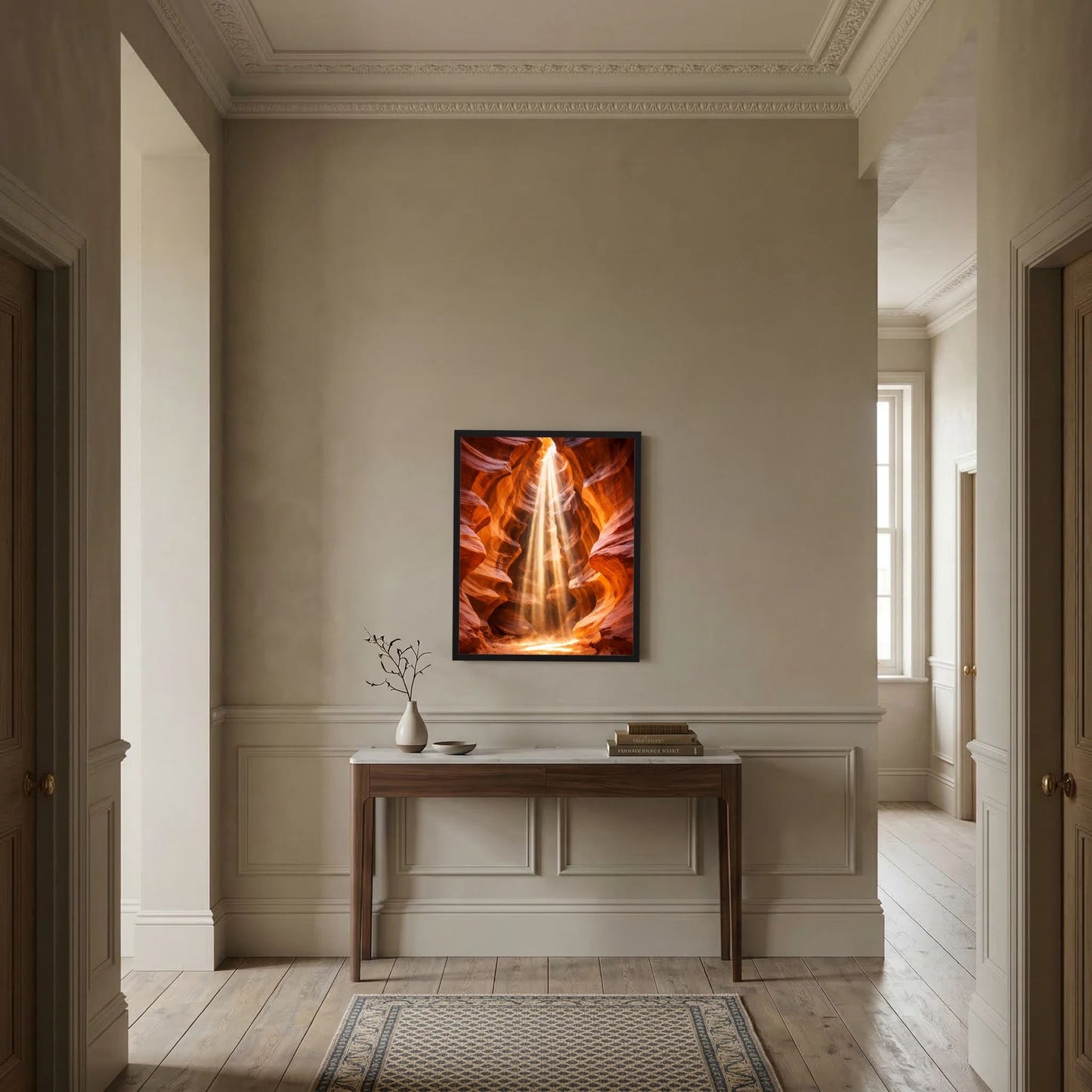 Gerahmtes Poster an der Wand: orange-goldene Schlucht mit leuchtendem Lichtkegel