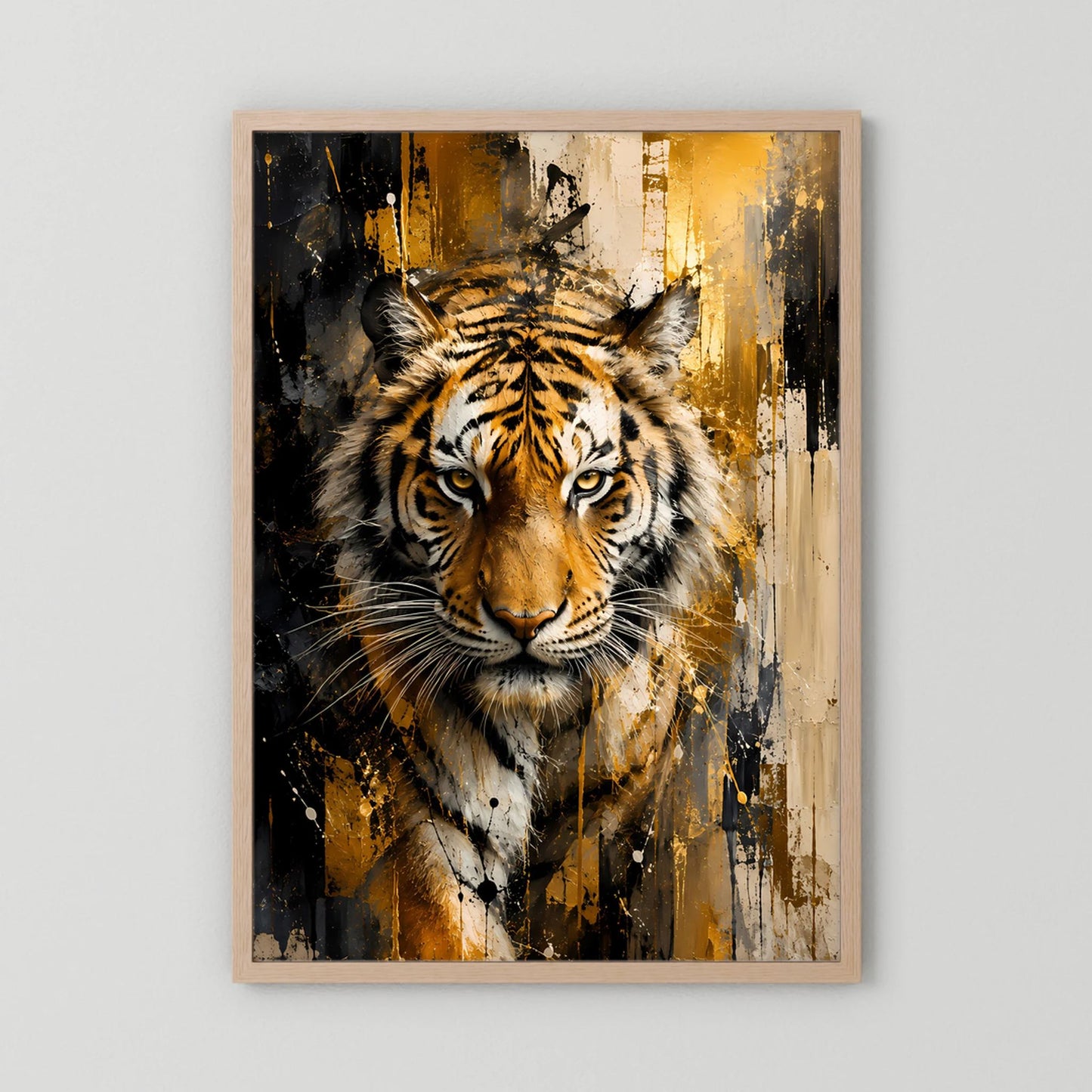Tigerkunstposter im Hochformat mit hellem Holzrahmen, abstraktes Raubtierporträt in Gold und Schwarz.