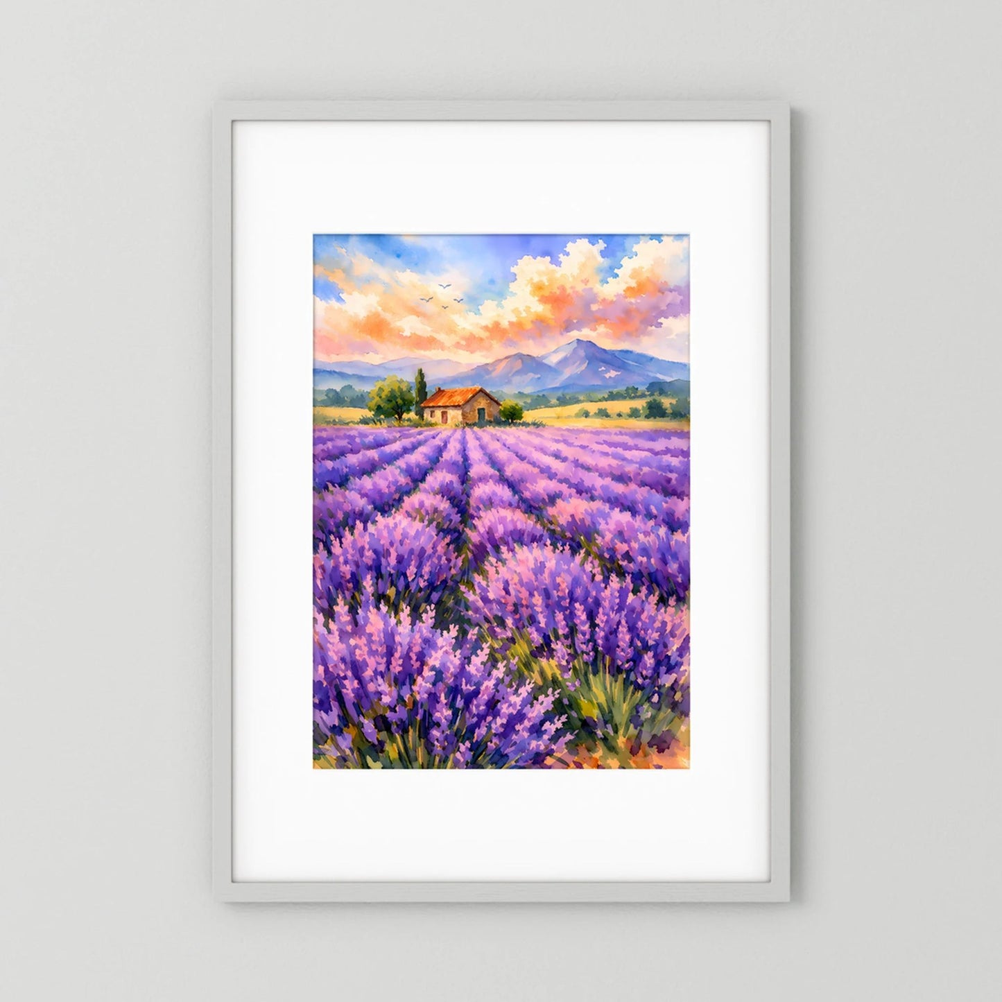 Hochformatiges Poster mit Lavendelfeld, Haus und Bergen, lila Blüten im Vordergrund