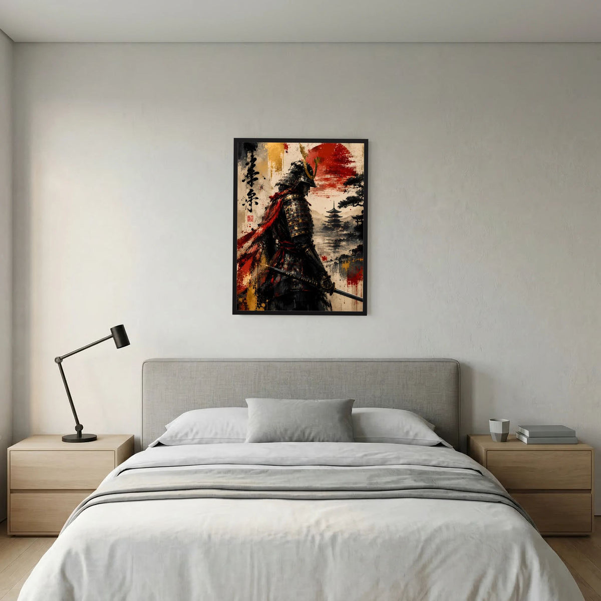 Poster im schwarzen Rahmen mit Samurai in Schwarz vor roter Sonne und orange-roten Farbflecken.