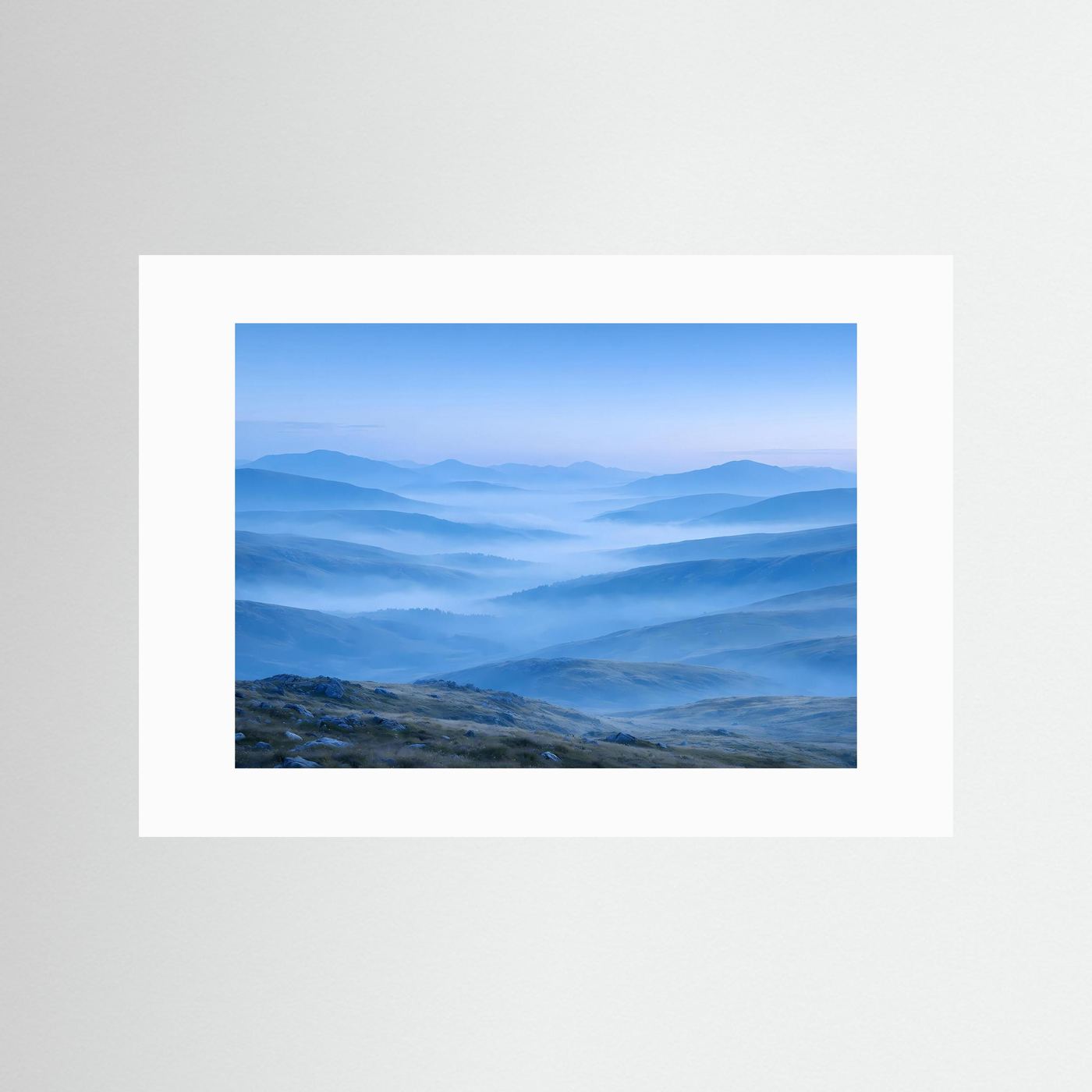 Tiefblaue Hügellandschaft im Morgennebel | Minimalistisches Panorama Natur Poster Querformat
