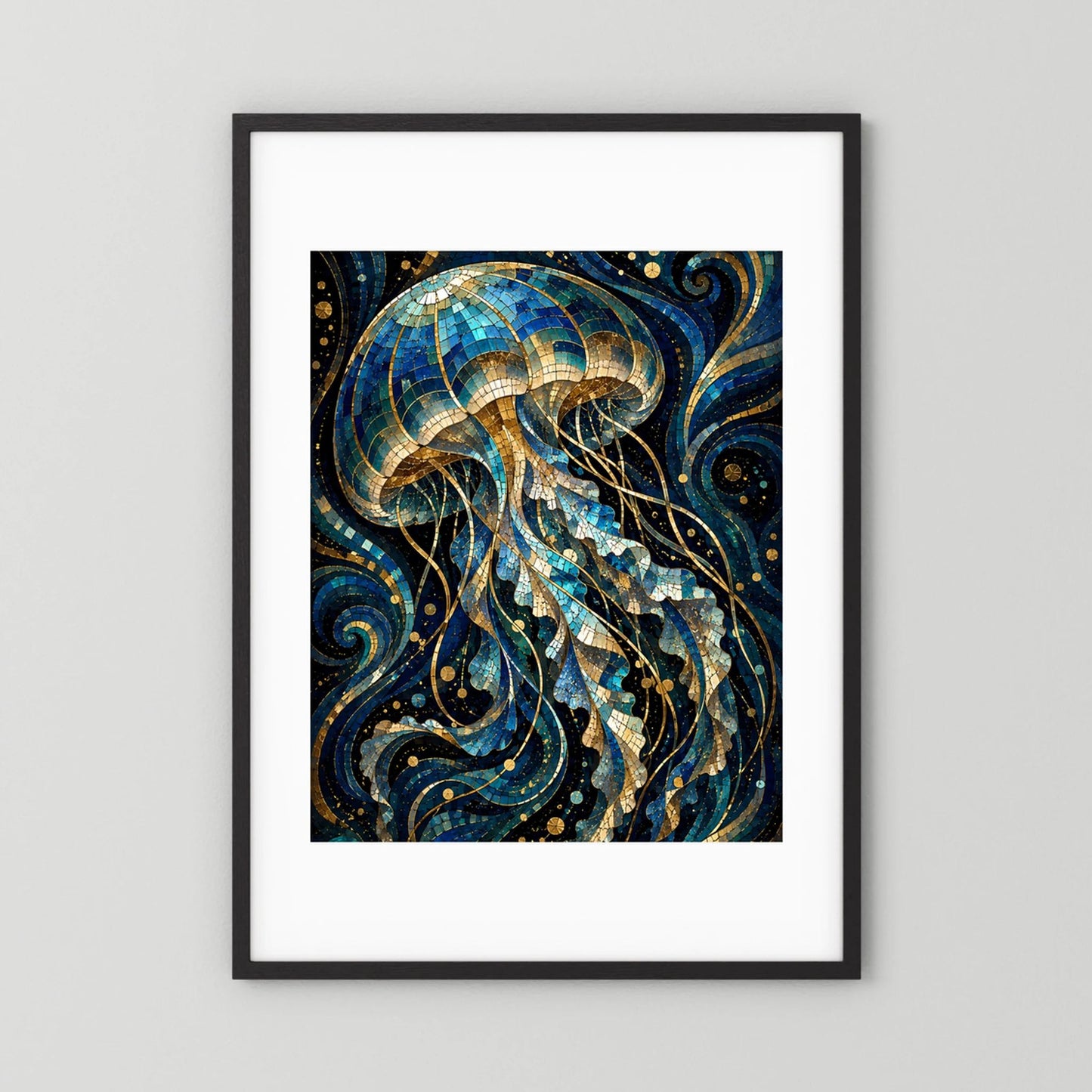 Gerahmtes Poster mit Mosaik-Quallen in Blau und Gold, schwarzer Rahmen
