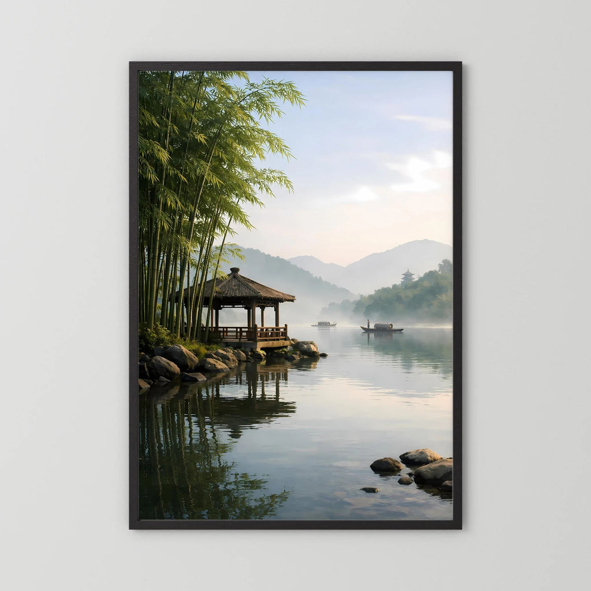Hochformat-Wandbild im schwarzem Holzrahmen: Bambus am Ufer mit Pavillon im Nebel