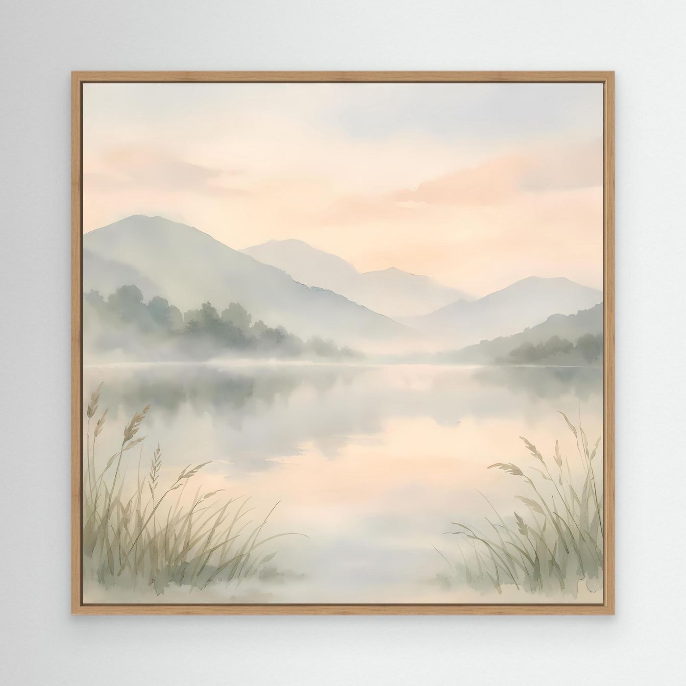 Leinwandbild nebliger Bergsee im Aquarellstil mit Eichenholzrahmen, Berge und Schilf