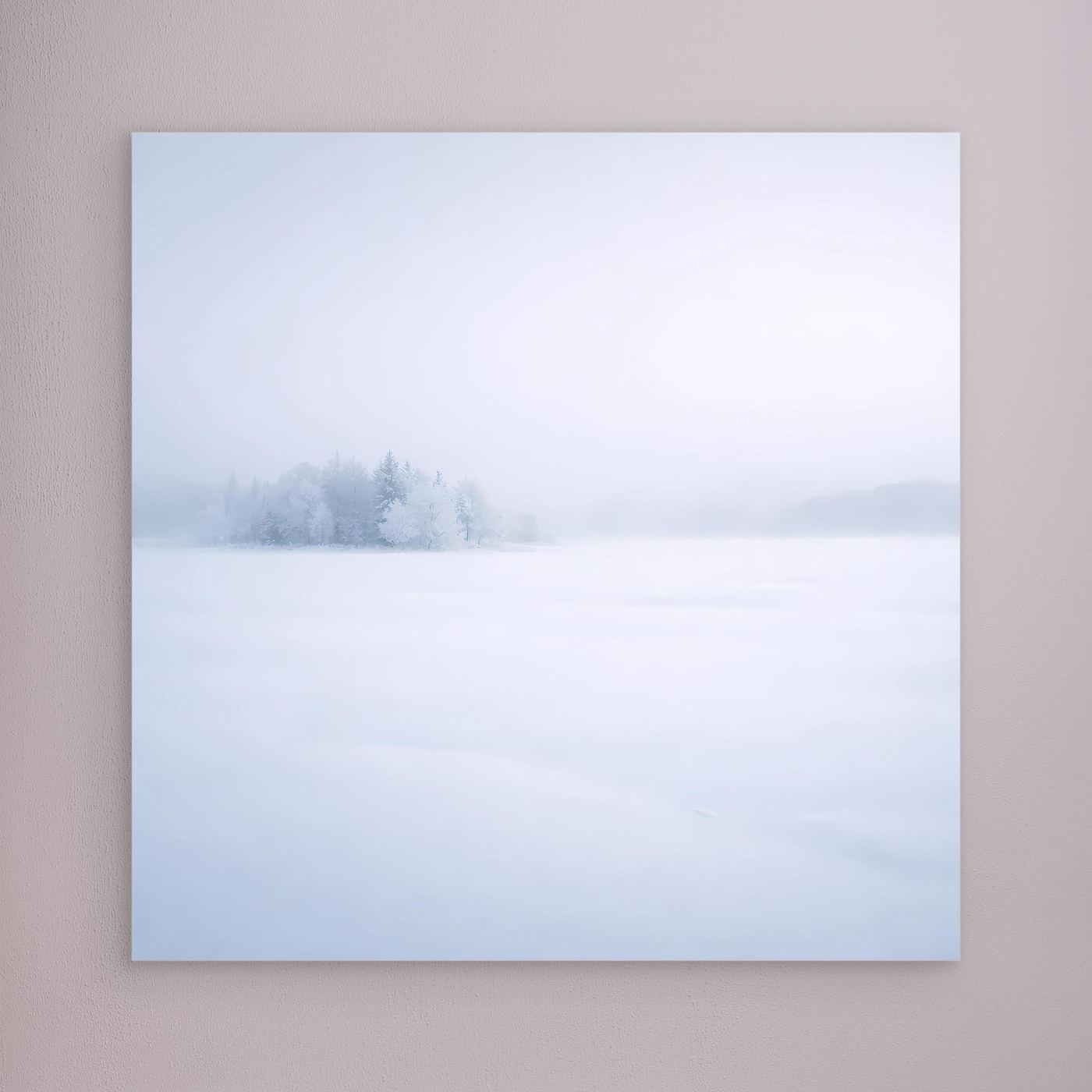 Leinwandbild mit verschneitem Wintersee und Nebel, ohne sichtbaren Rahmen