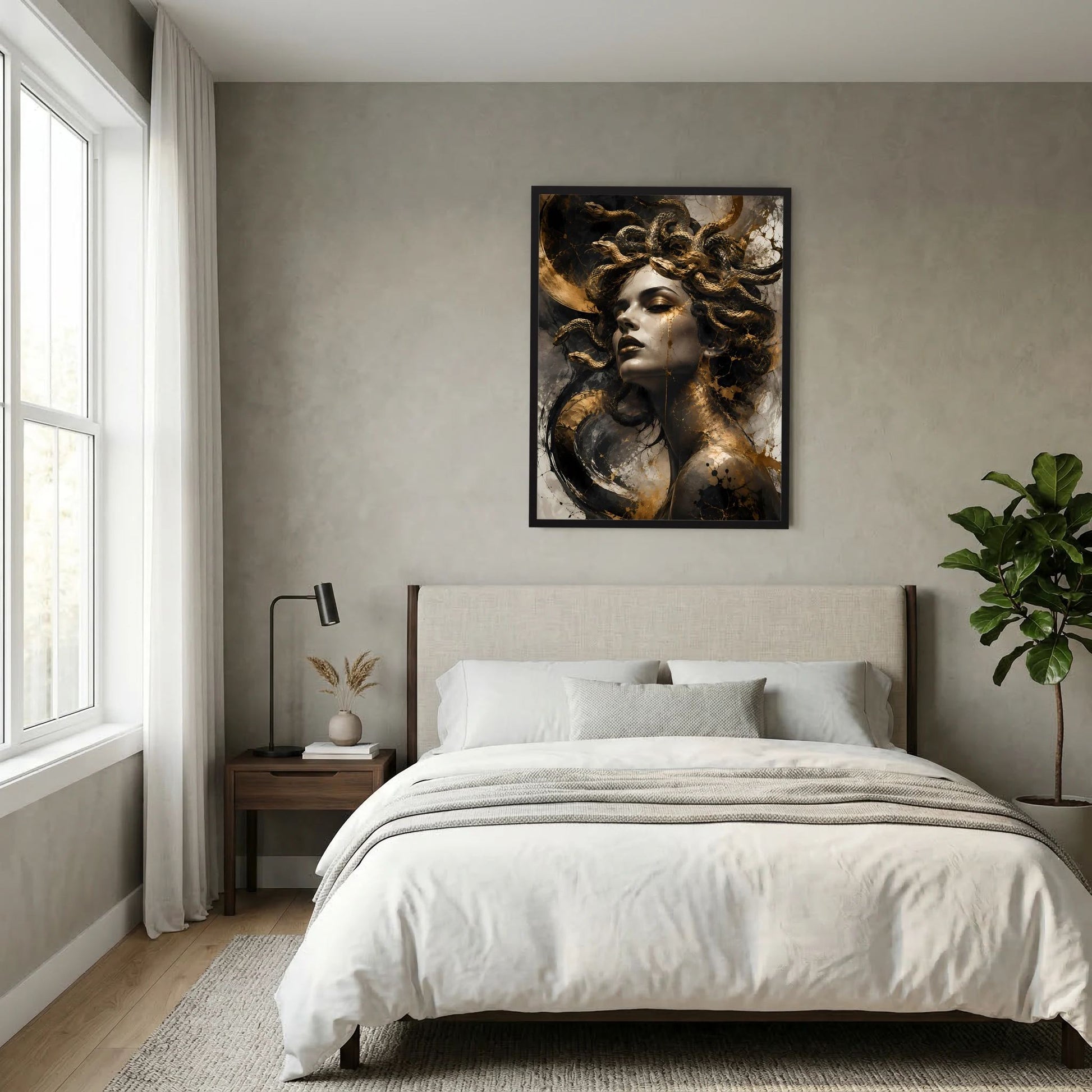 Gerahmtes Medusa-Poster mit Frauengesicht, goldener Schlangenpracht und dunklem Hintergrund