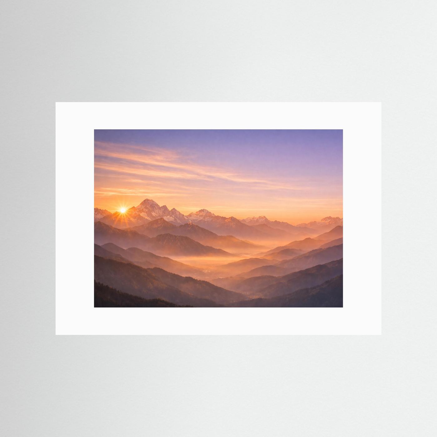 Querformatiges Alpen-Sonnenaufgangsposter mit weißem Passepartout
