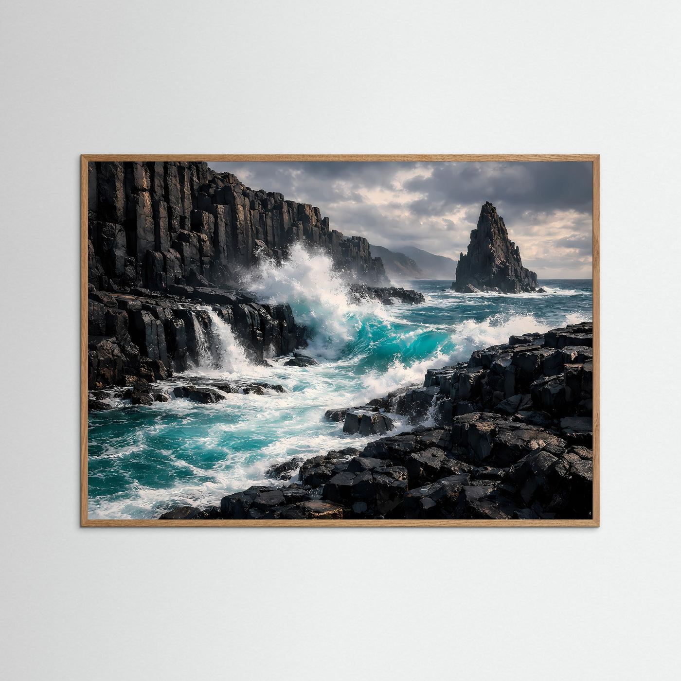Wilde Felsküste Poster | Tosende Meereswellen an Basaltklippen | Dramatische Küstenlandschaft | Natur Wandbild Ozean