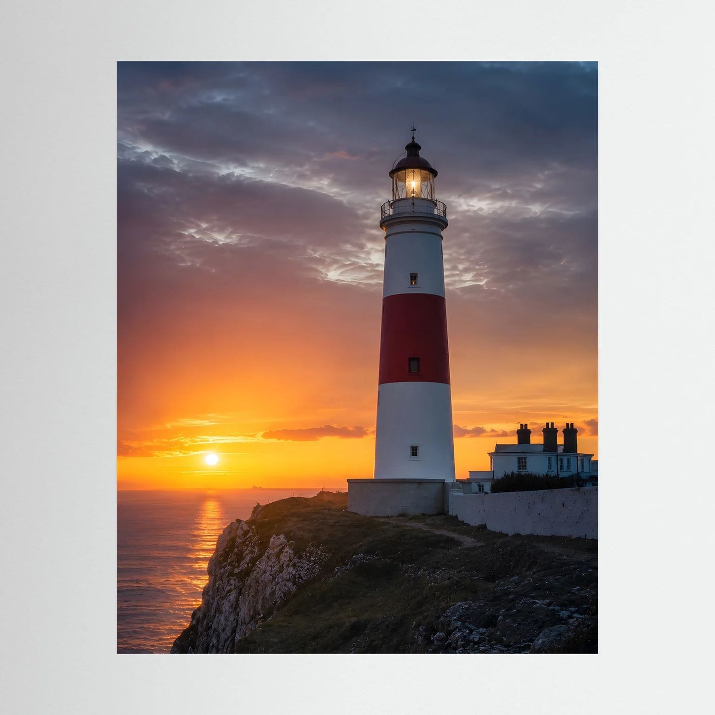 Wandposter mit Leuchtturm am Meer bei Sonnenuntergang, hochformatig