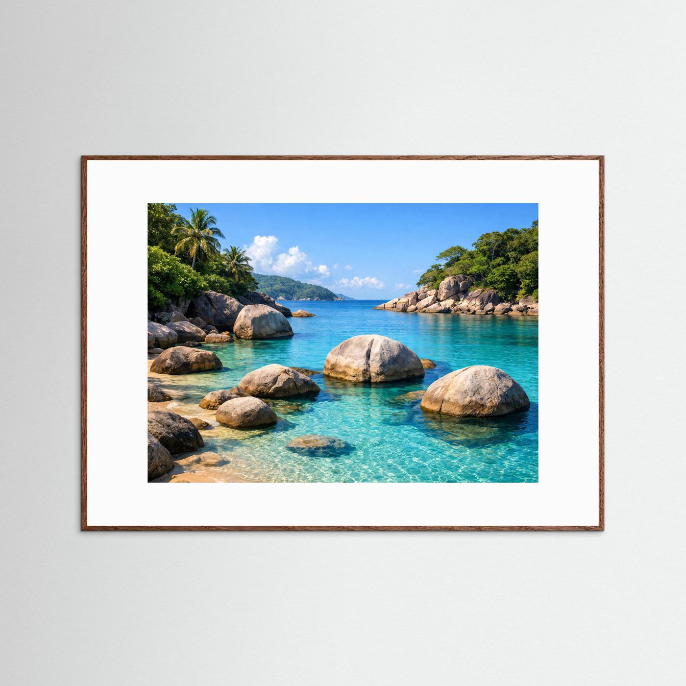 Panorama-Strandposter mit türkisem Meer, Palmen und Granitfelsen im Holzrahmen