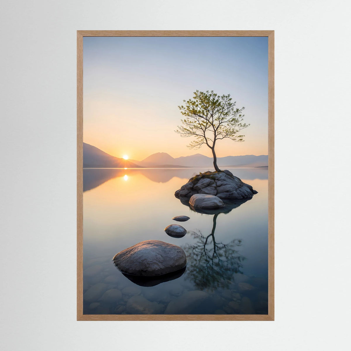Baum im Bergsee bei Sonnenuntergang | Ruhige Natur mit Spiegelung | Poster Hochformat