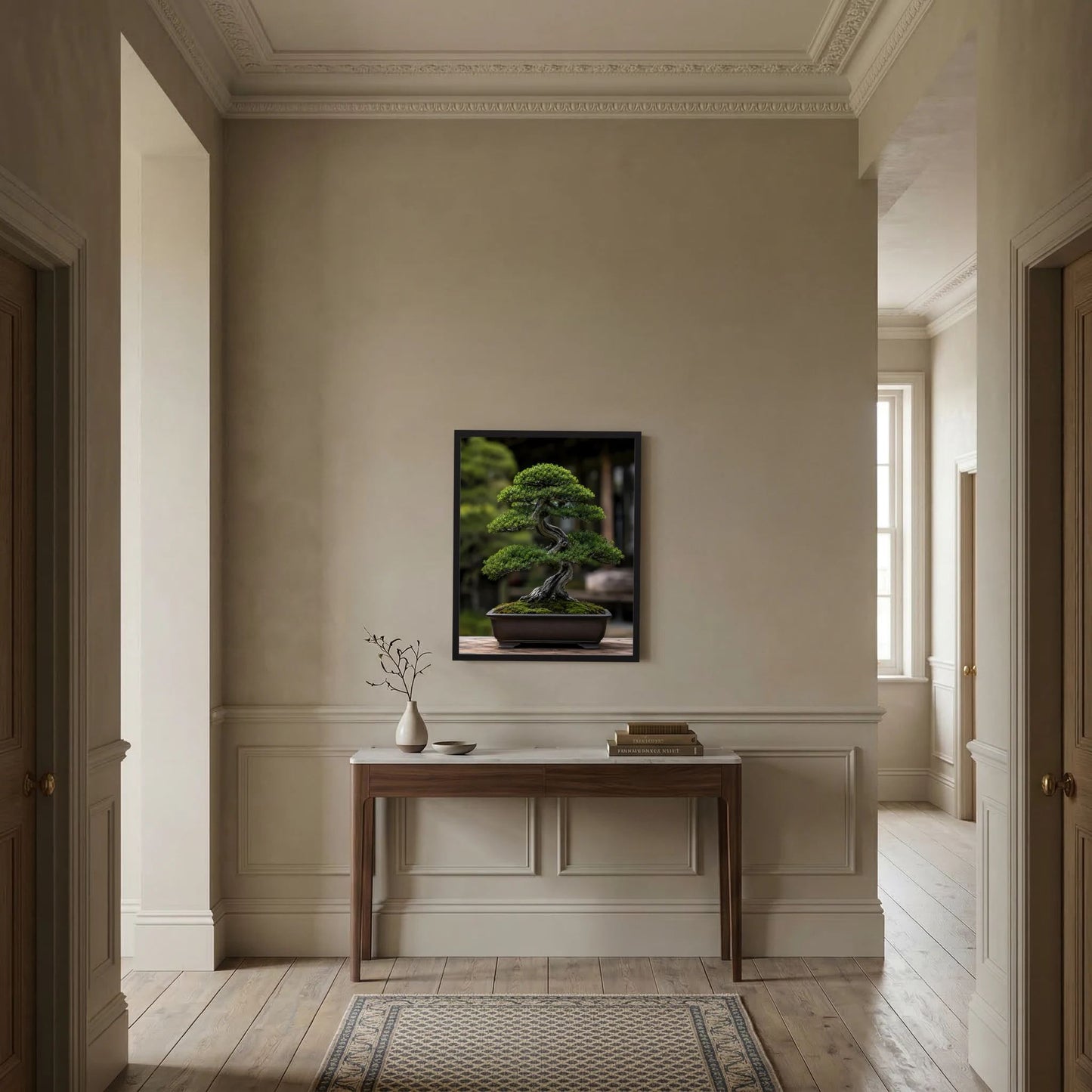 Vertikales Bonsai-Poster mit grünem Bonsai in dunkler Schale, im dunklen Rahmen