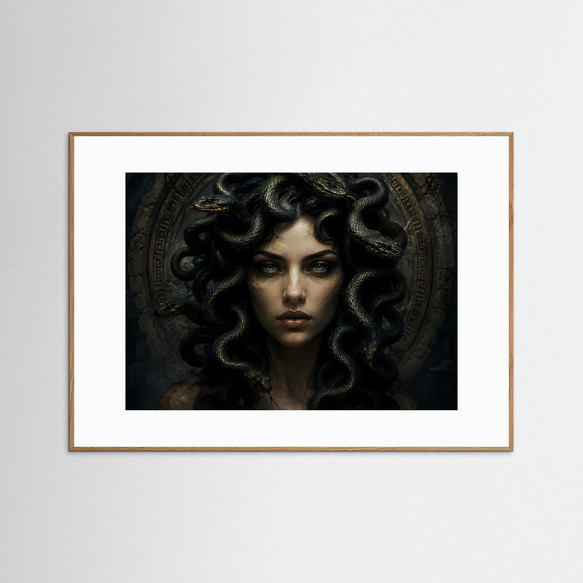 Querformat-Poster mit Medusa-Porträt: Frau mit schwarzer Lockenmähne und goldenen Akzenten, im braunen Holzrahmen