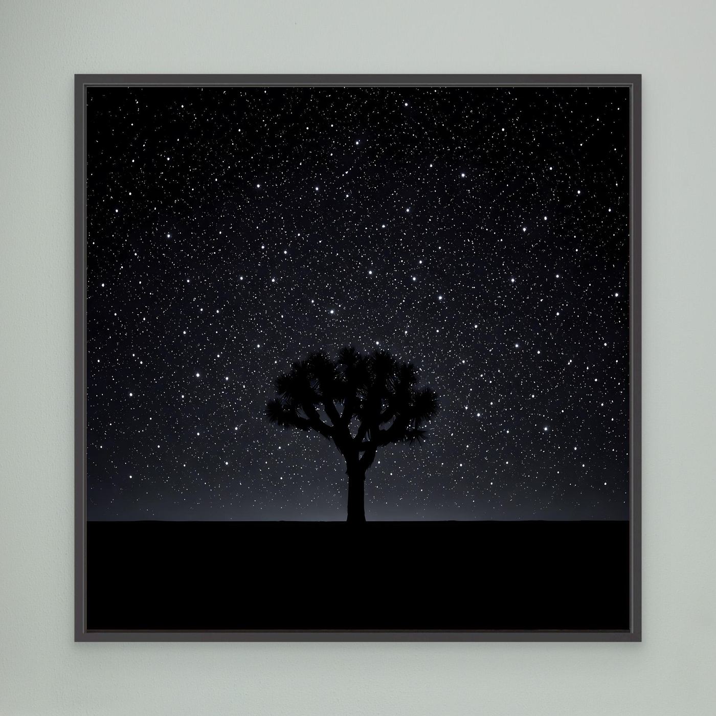 Leinwandbild Sternenhimmel mit Baum-Silhouette, dunkler Horizont, schwarzer Rahmen