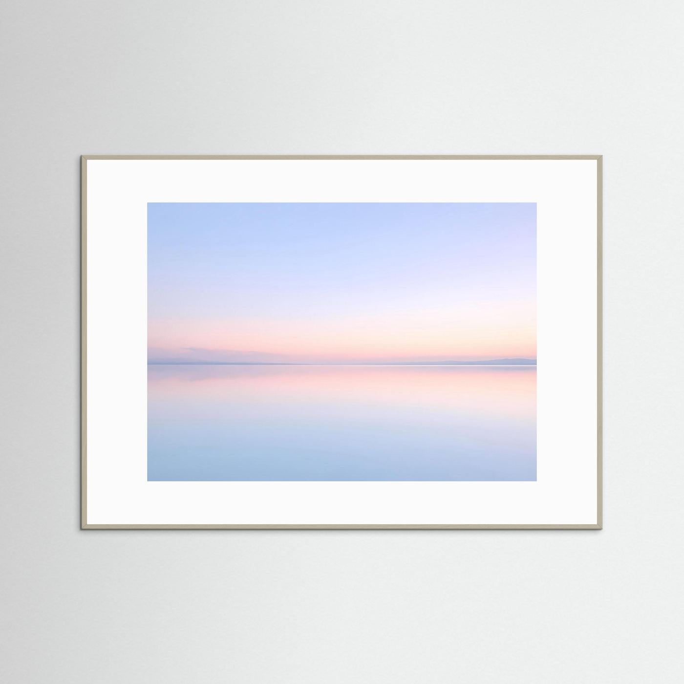 Querformatposter mit pastellfarbener Seespiegelung, hellgrauer Rahmenleiste