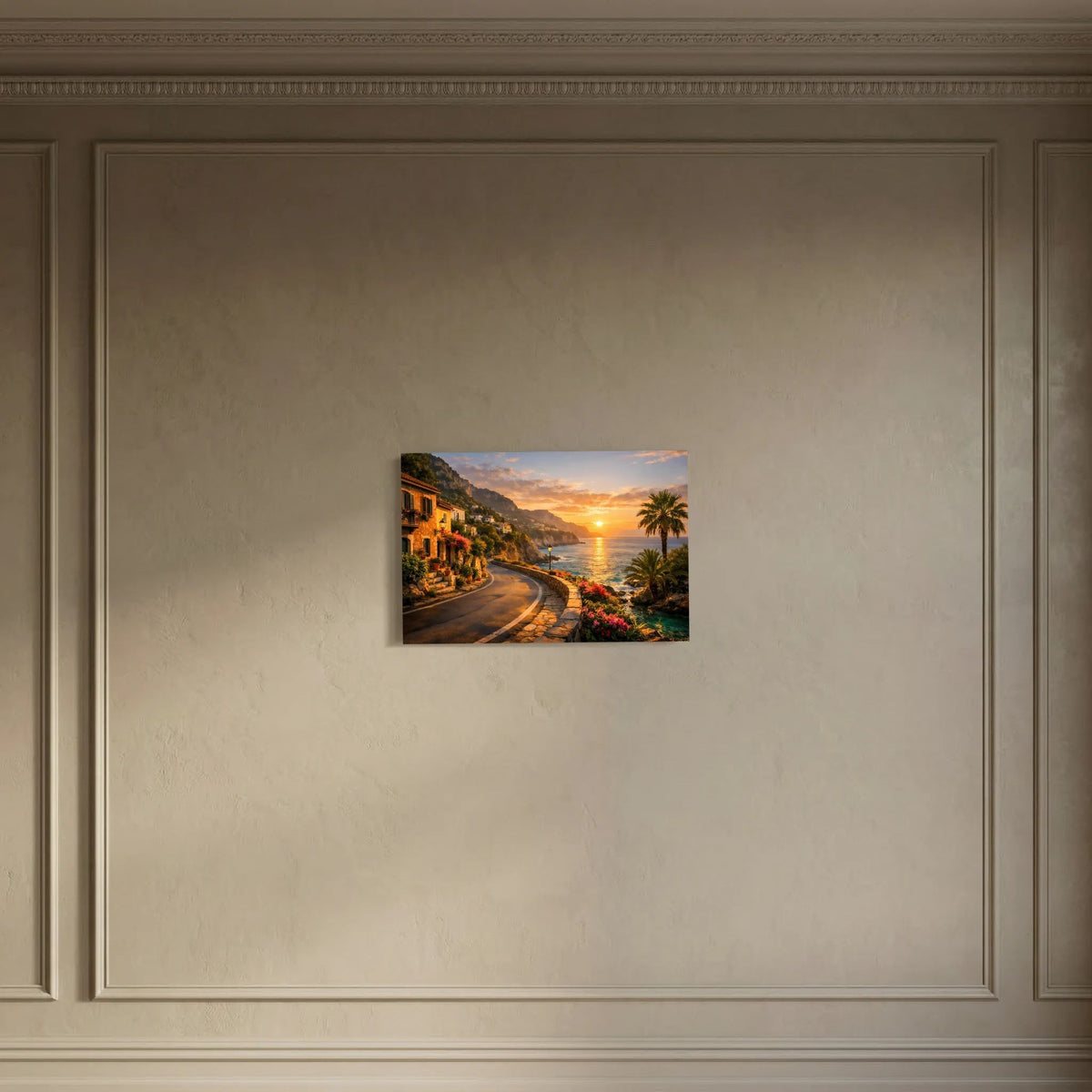 Wandbild im Querformat: Küstenstraße am Meer bei tiefem Sonnenuntergang