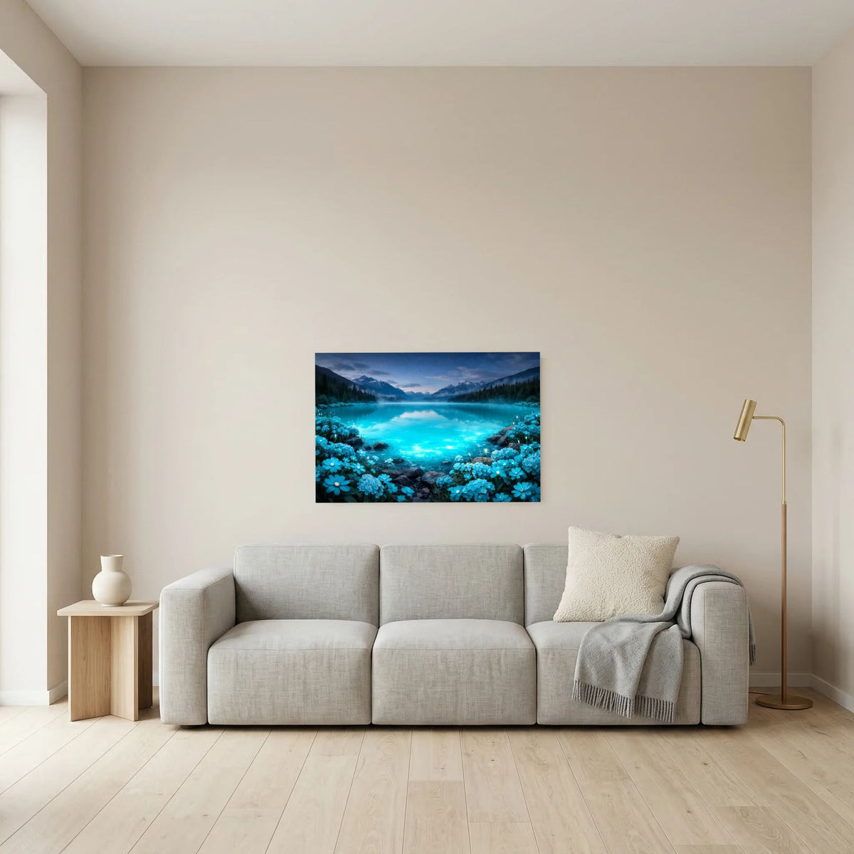 Kleines Querformat-Wandbild mit blauem See, Bergsilhouetten und blühendem Ufer
