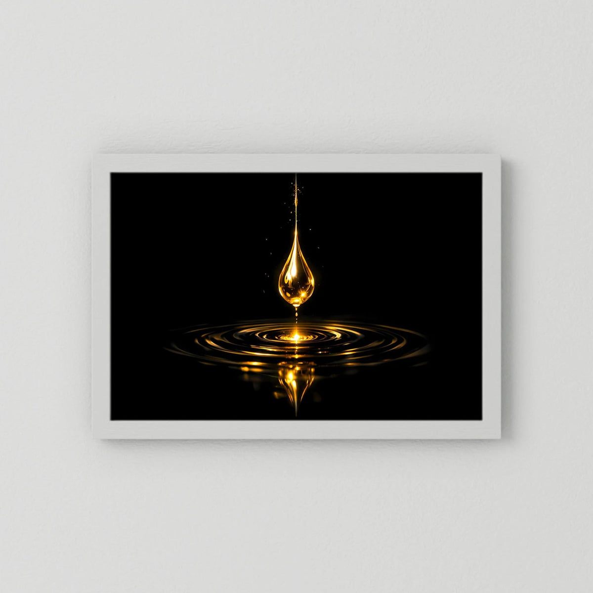 Querformat-Wandbild mit weißem Rahmen; goldener Wassertropfen und Spiegelbild