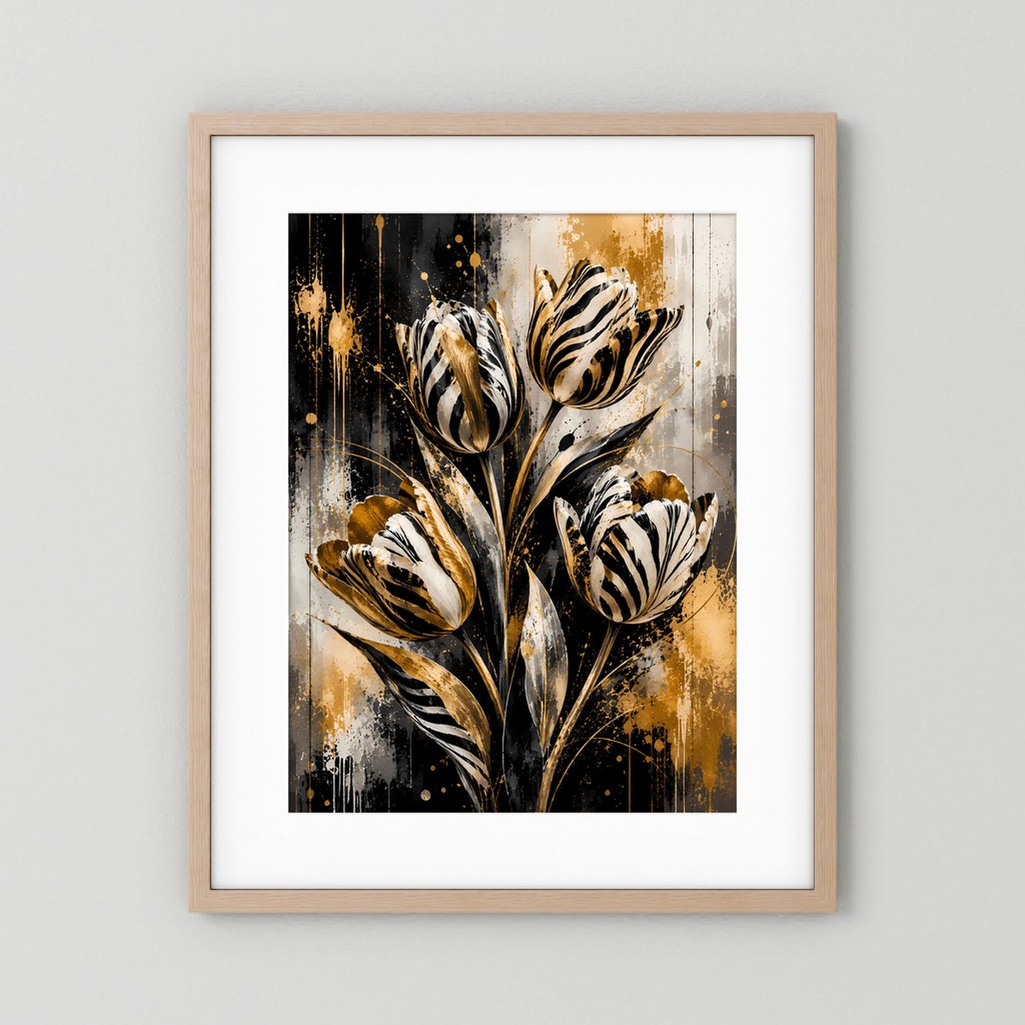 Hochformatiges Poster mit abstrakten Tulpen in Schwarz, Weiß und Gold, im naturfarbenen Holzrahmen