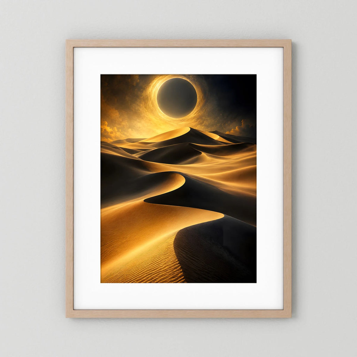Kunstposter im Hochformat: Sonnenfinsternis über goldenen Dünen, beiger Rahmen mit weißem Rand