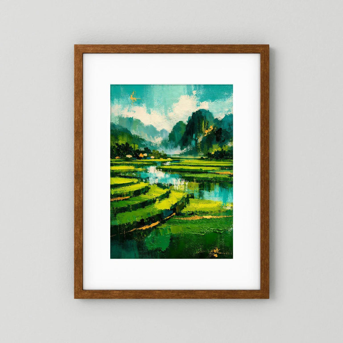 Poster mit grüner Berglandschaft und Wasser, brauner Holzrahmen mit weißem Passepartout