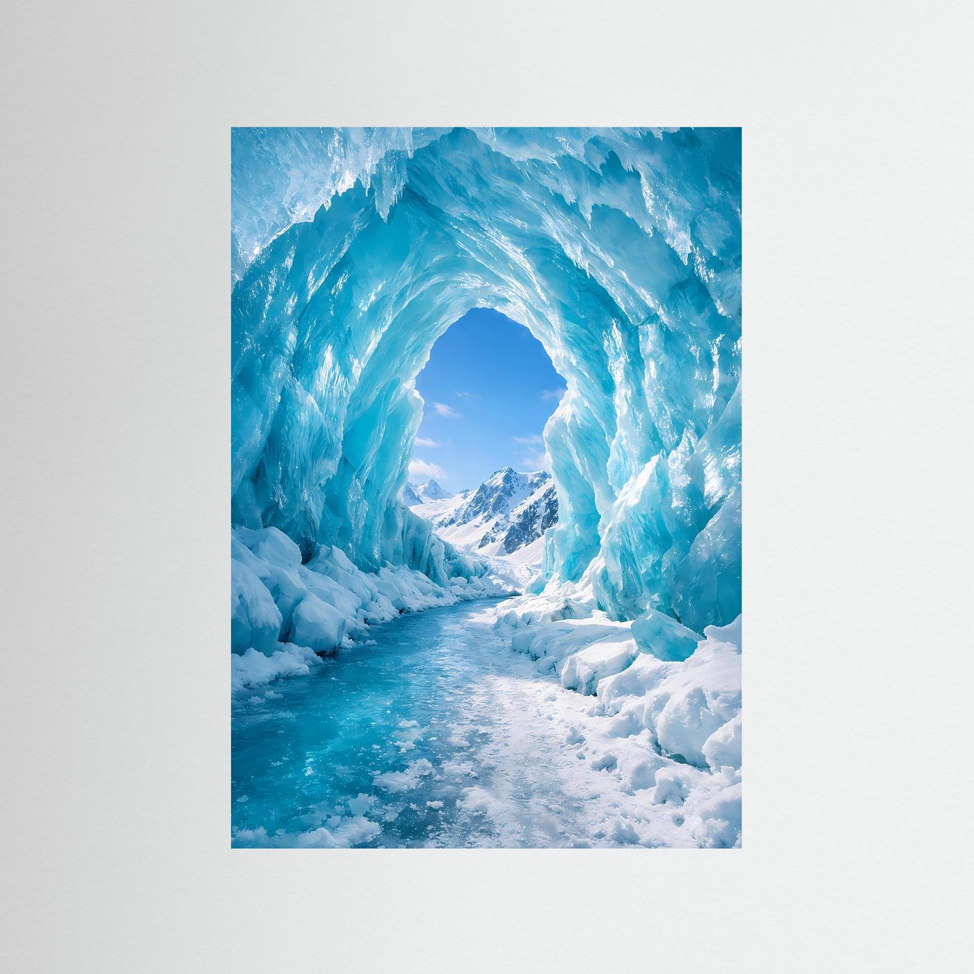 Vertikales Poster mit blauem Eishöhlenbogen und schneebedecktem Weg