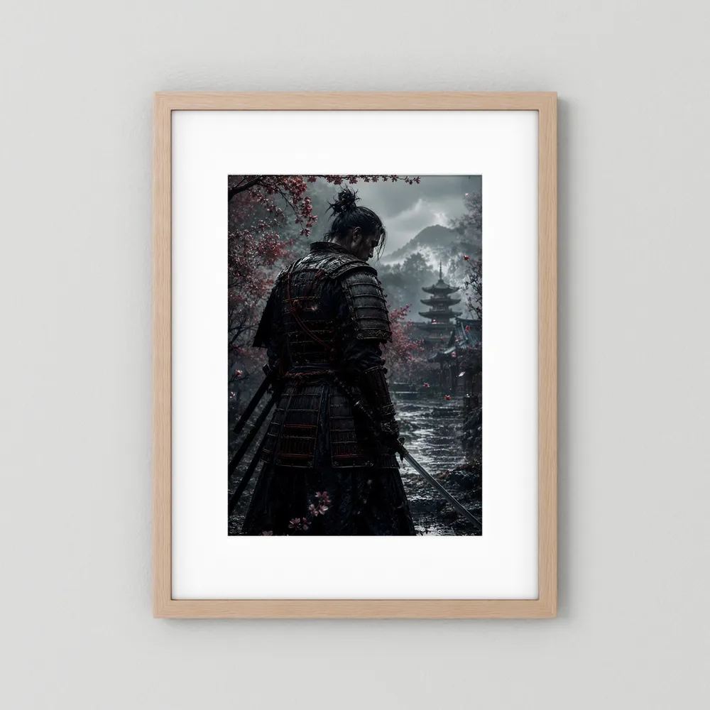 Gerahmtes Hochformat-Poster mit Samurai-Rückansicht, Schwert und Kirschblüten im Nebel.