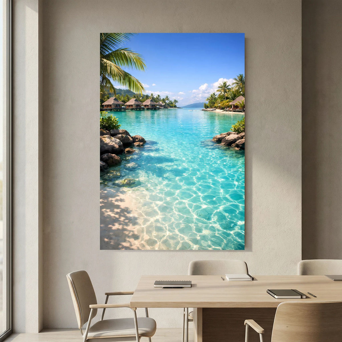 Hochformatiges Wandbild mit türkis klarem Wasser, Felsenriff, Palmen und Stegbungalows