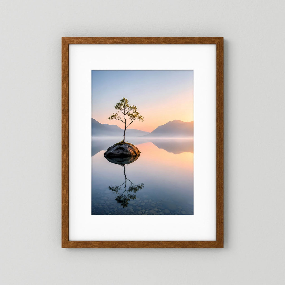 Dunkelbrauner Rahmen mit weißem Passepartout: Hochformat-Kunstposter mit Baum im Bergsee.