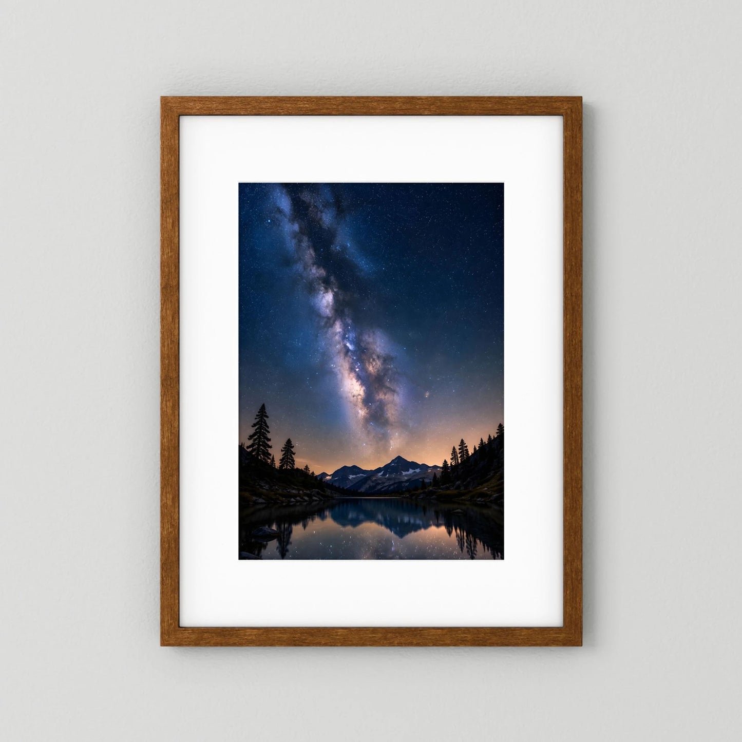 Poster im Hochformat mit Milchstraße über Bergsee, Berge und Tannen, brauner Holzrahmen mit weißem Rand