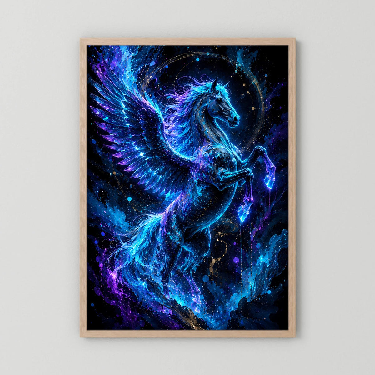 Hochformatiges Pegasus-Poster im hellem Holzrahmen mit blauem leuchtendem Pferdemotiv