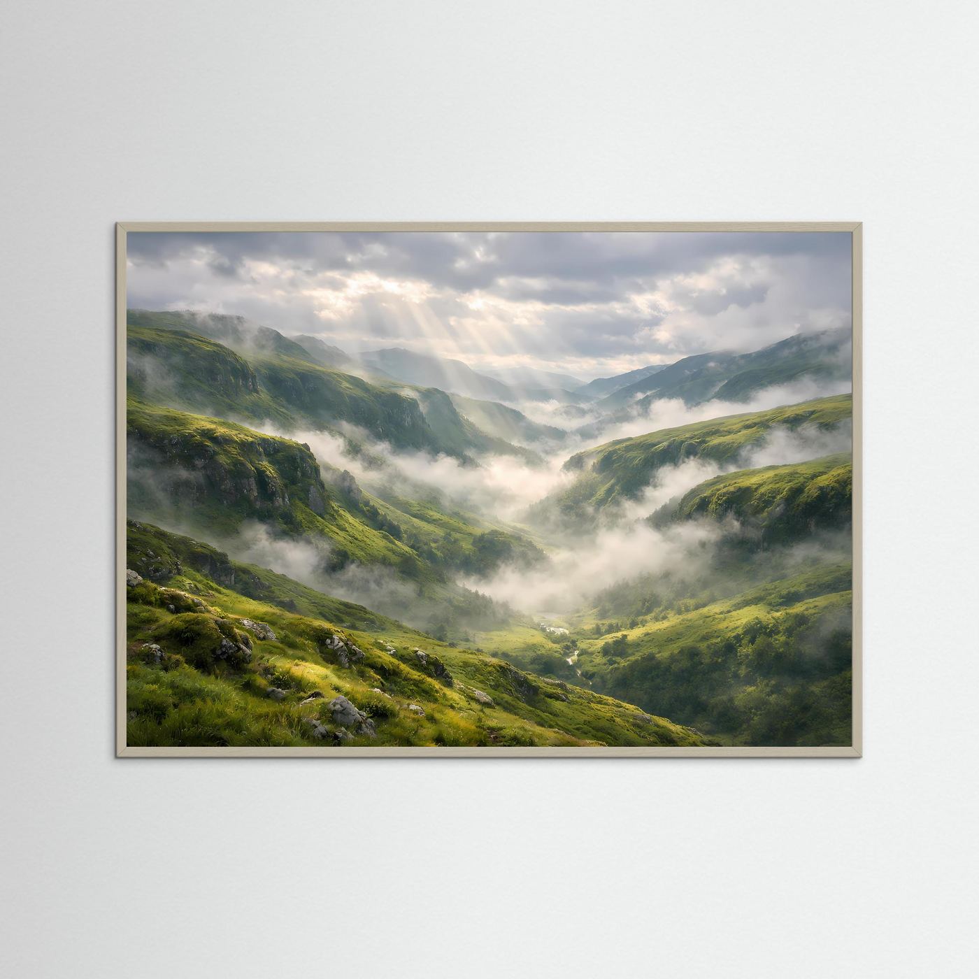 Panorama-Wandbild Querformat mit grauem Holzrahmen: grünes Bergtal, Nebel im Tal