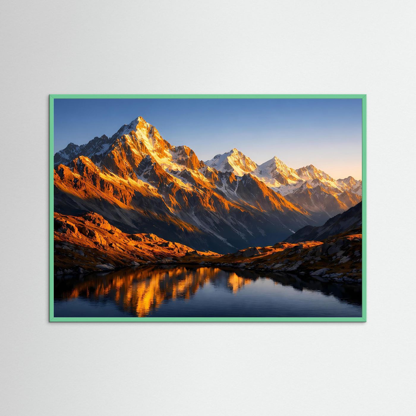 Horizontales Poster im türkisgrünen Rahmen mit Bergpanorama, goldenem Licht und See-Spiegelung