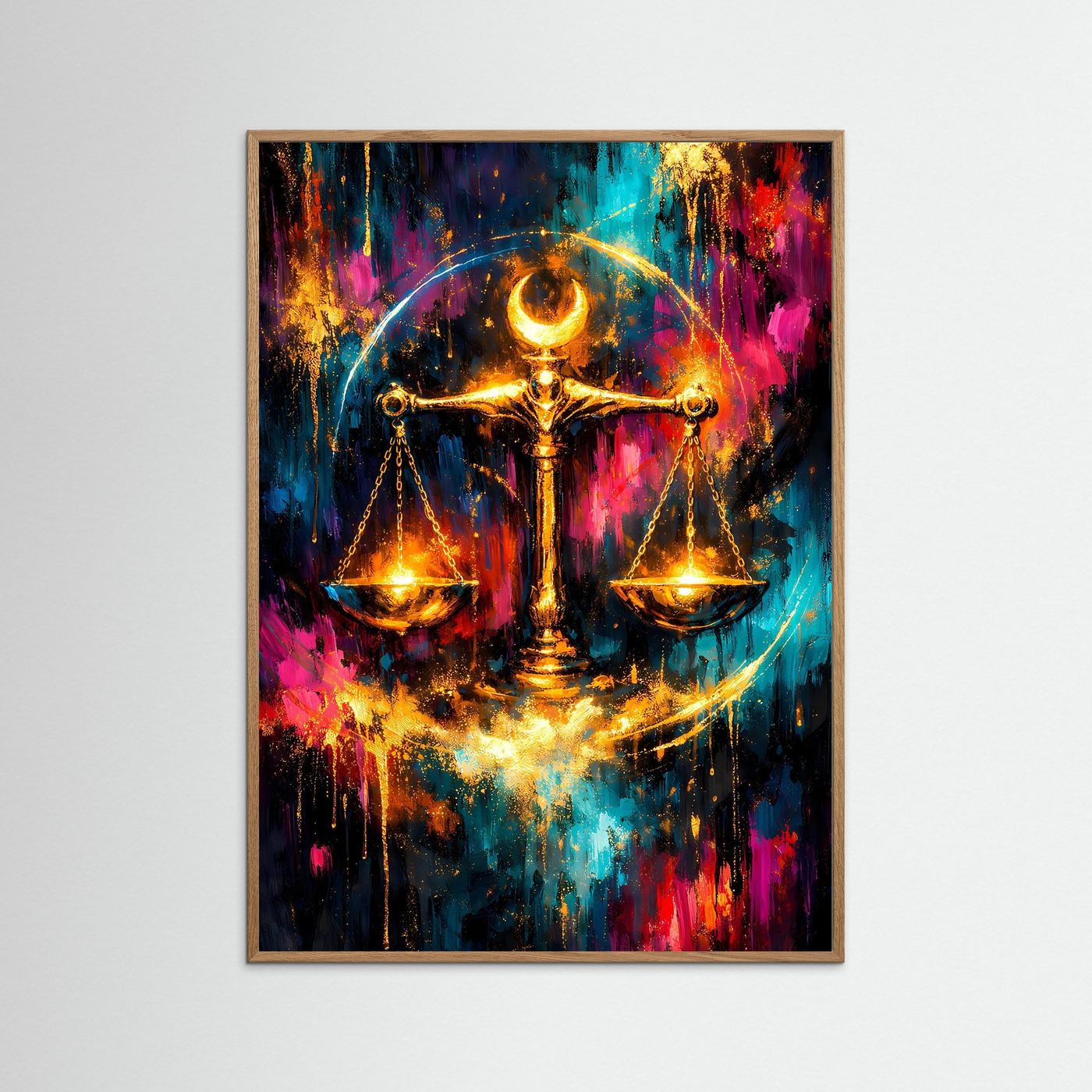 Poster mit goldener Waage und Neon-Farben, im hellbraunen Holzrahmen.