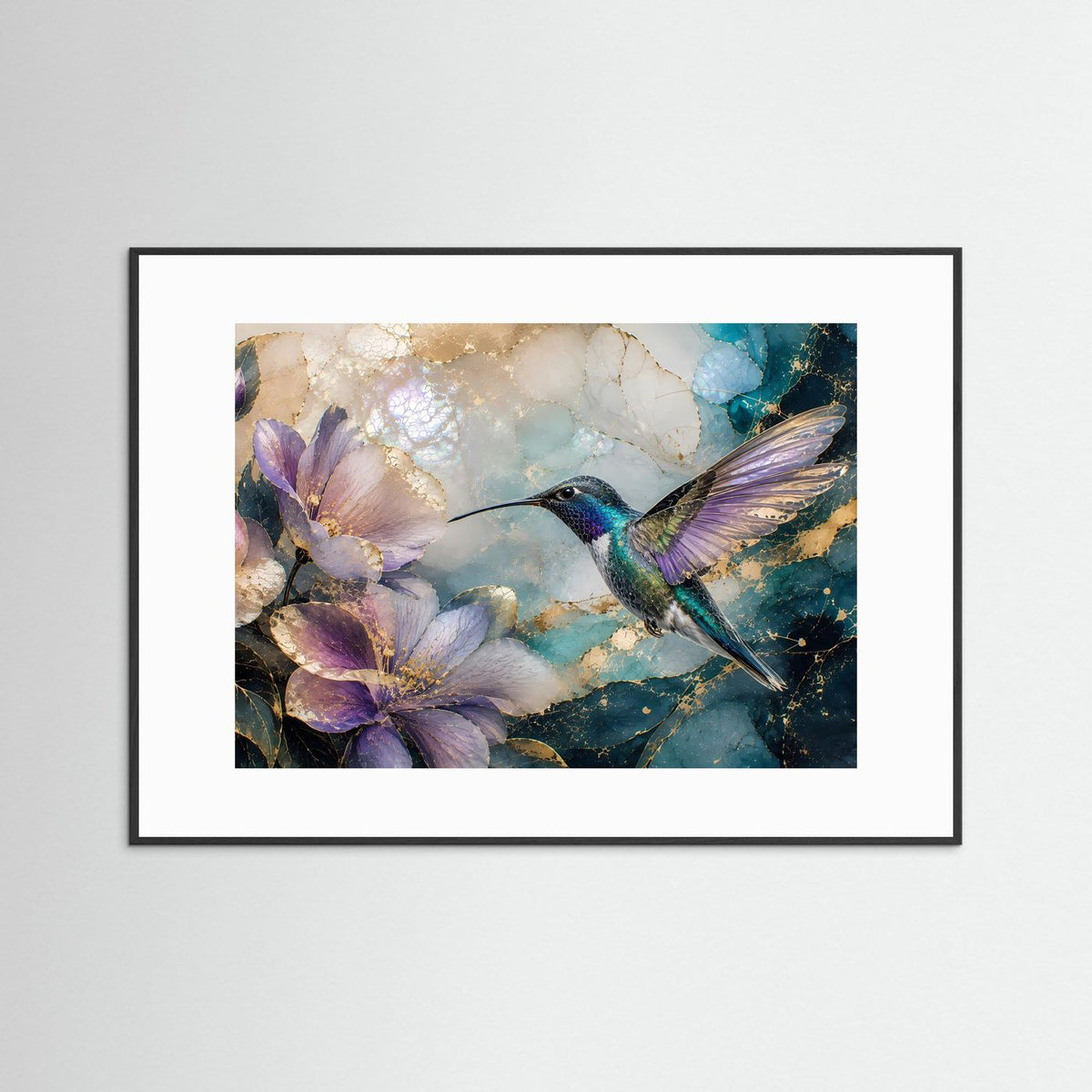 Wandbild mit Kolibri und violetten Blüten in Türkis, im schwarzen Rahmen mit weißem Rand