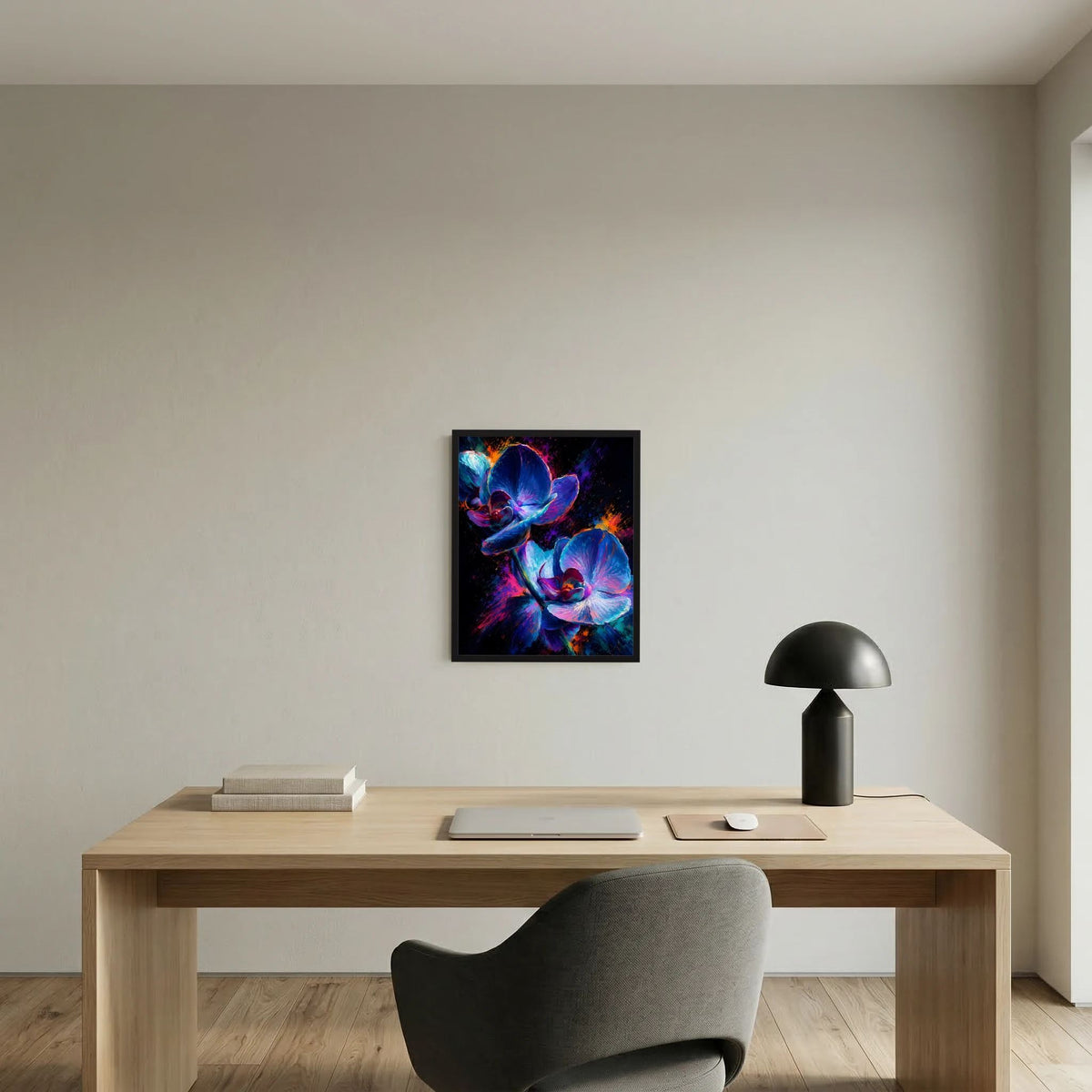 Gerahmtes Poster mit abstrakten Orchideenblüten in Blau und Pink auf schwarzem Hintergrund