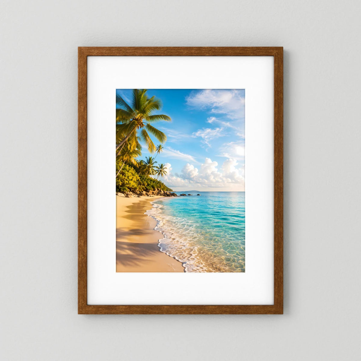 Hochformat-Poster im braunen Holzrahmen: Palmenstrand mit türkisblauem Meer und goldener Sand