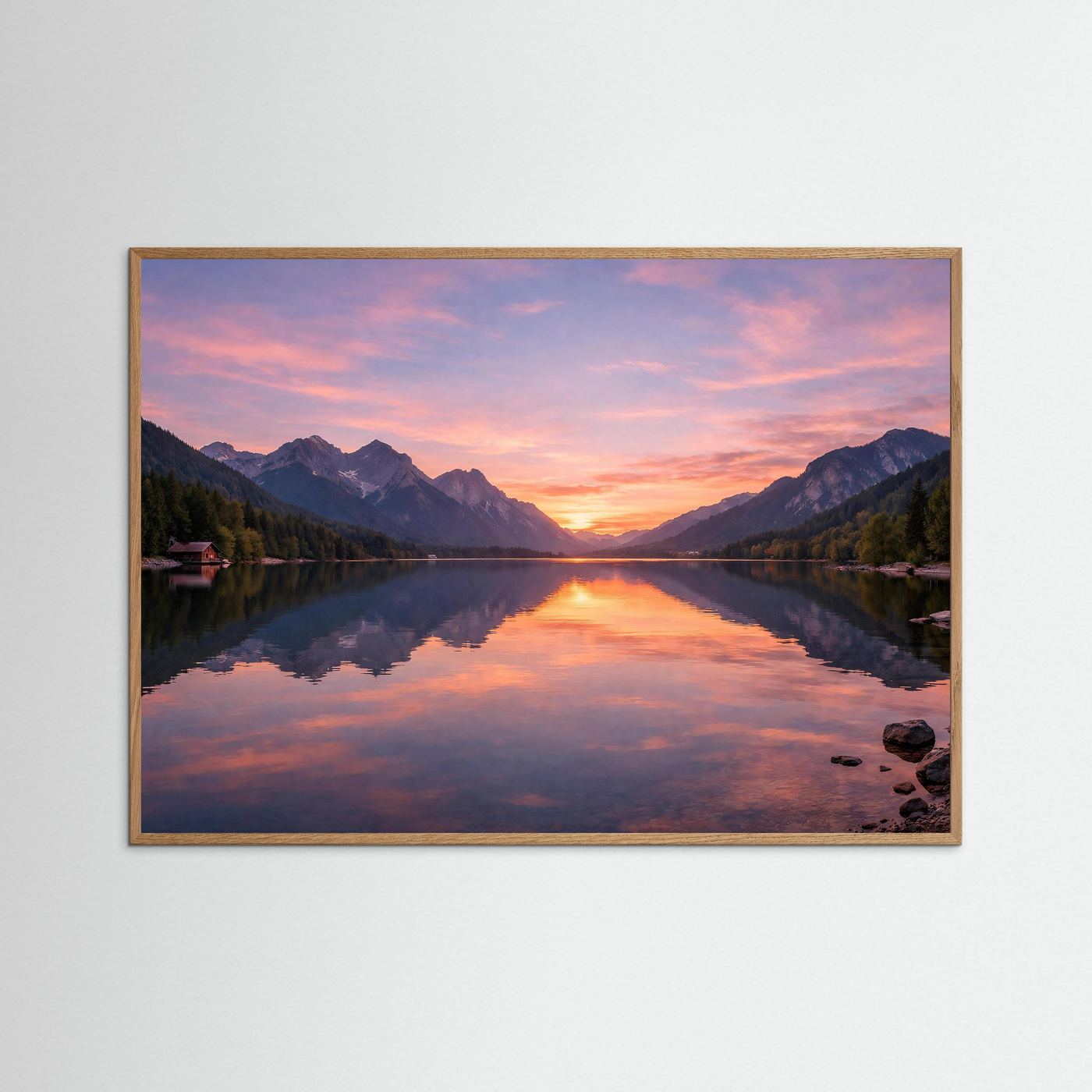 Querformat-Poster mit Bergsee und Spiegelung bei Sonnenuntergang, dunkler Eichenrahmen