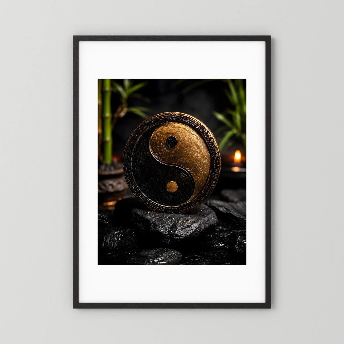 Yin-Yang-Wandbild im Hochformat mit schwarzem Rahmen und goldenem Yin-Yang Symbol