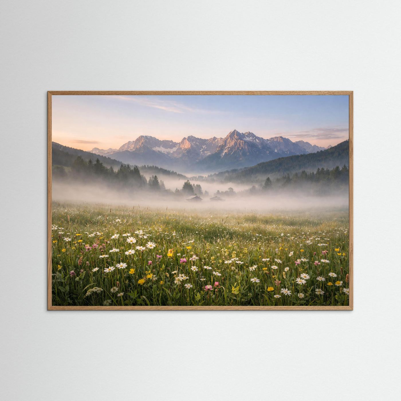 Panorama-Berg-Naturposter, horizontal, Alpenwiese mit Blumen, Berge und Nebel, naturfarbener Holzrahmen
