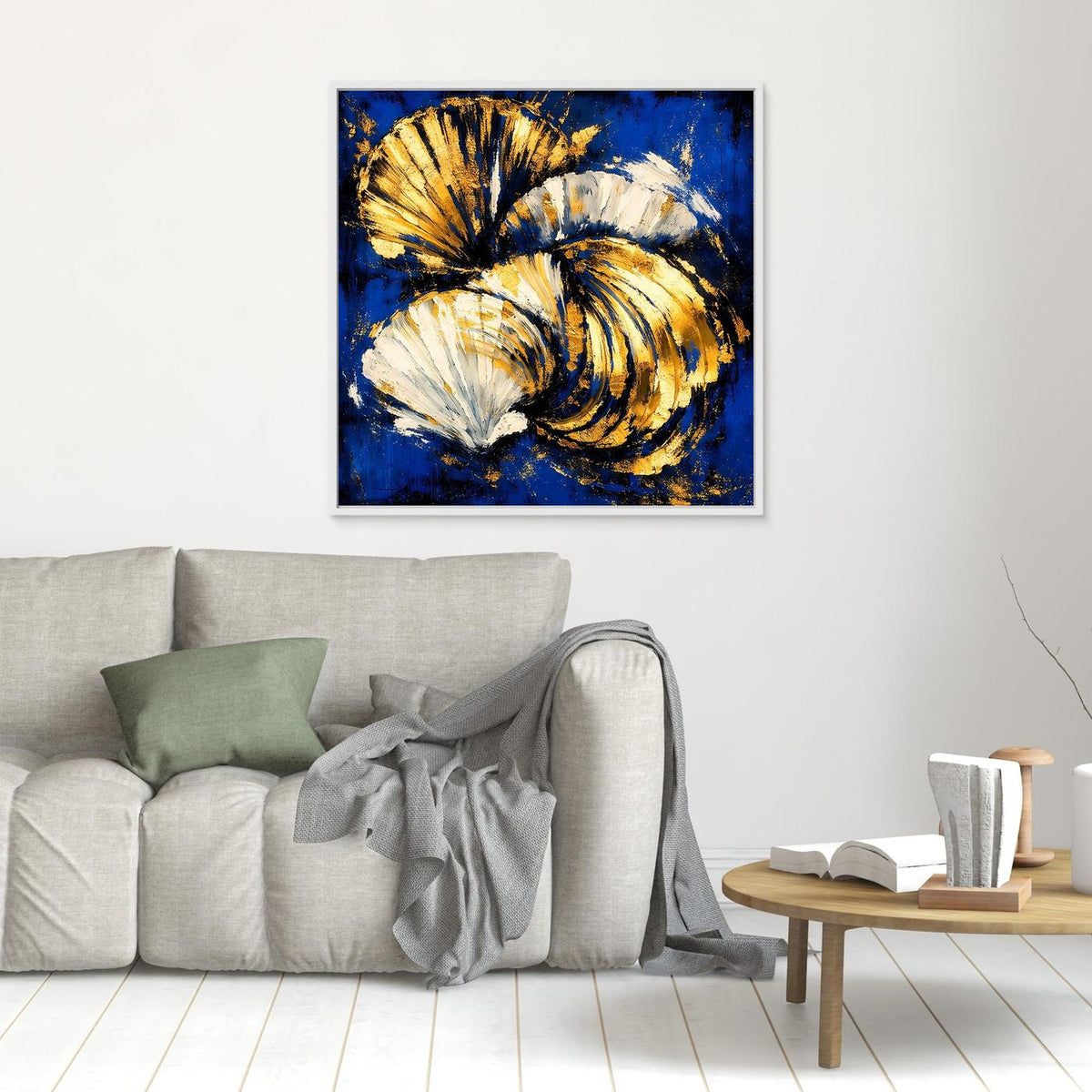 Leinwand-Wandbild mit abstrakten Muscheln, Blau, Weiß und Gold, weißer Rahmen