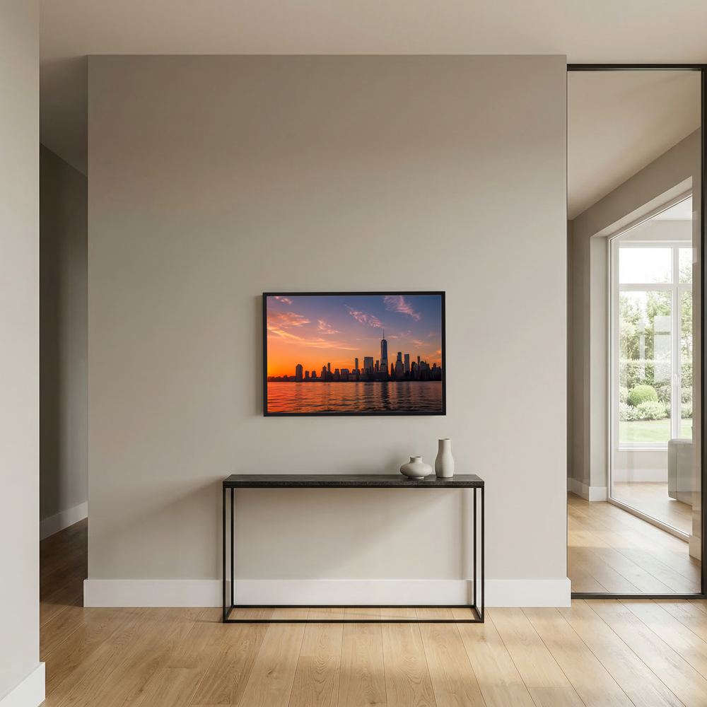 Gerahmtes Poster an der Wand im Querformat: Skyline bei Sonnenuntergang über Wasser