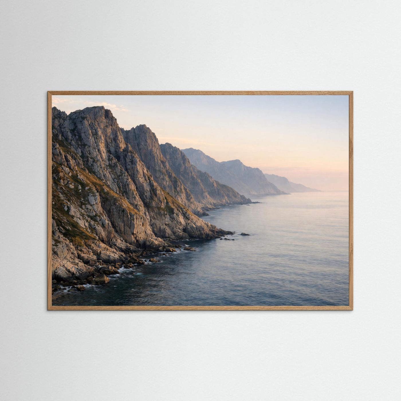 Querformat-Poster mit Küste, Felsklippen und Meer bei Dämmerung, helle Holzrahmung