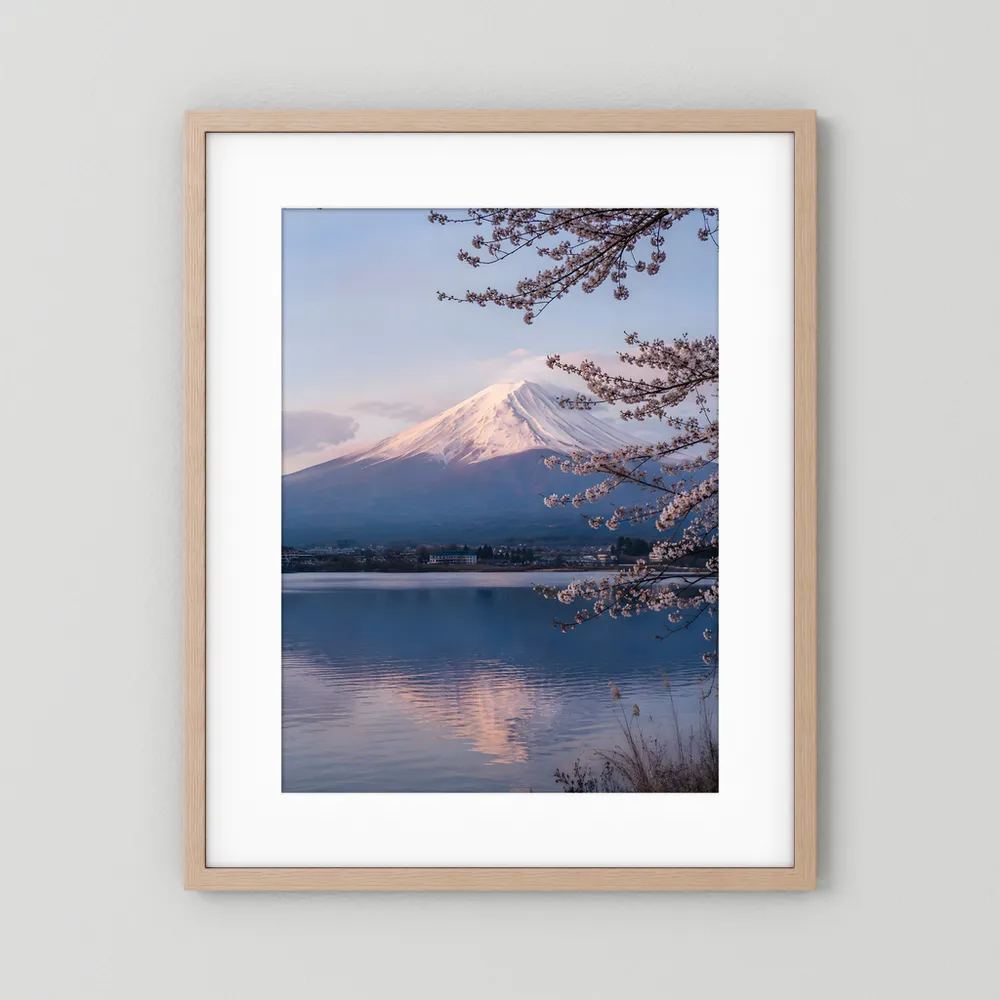 Hochformat-Kunstposter mit Kirschblüten, Fuji und See, heller Holzrahmen mit weißem Rand