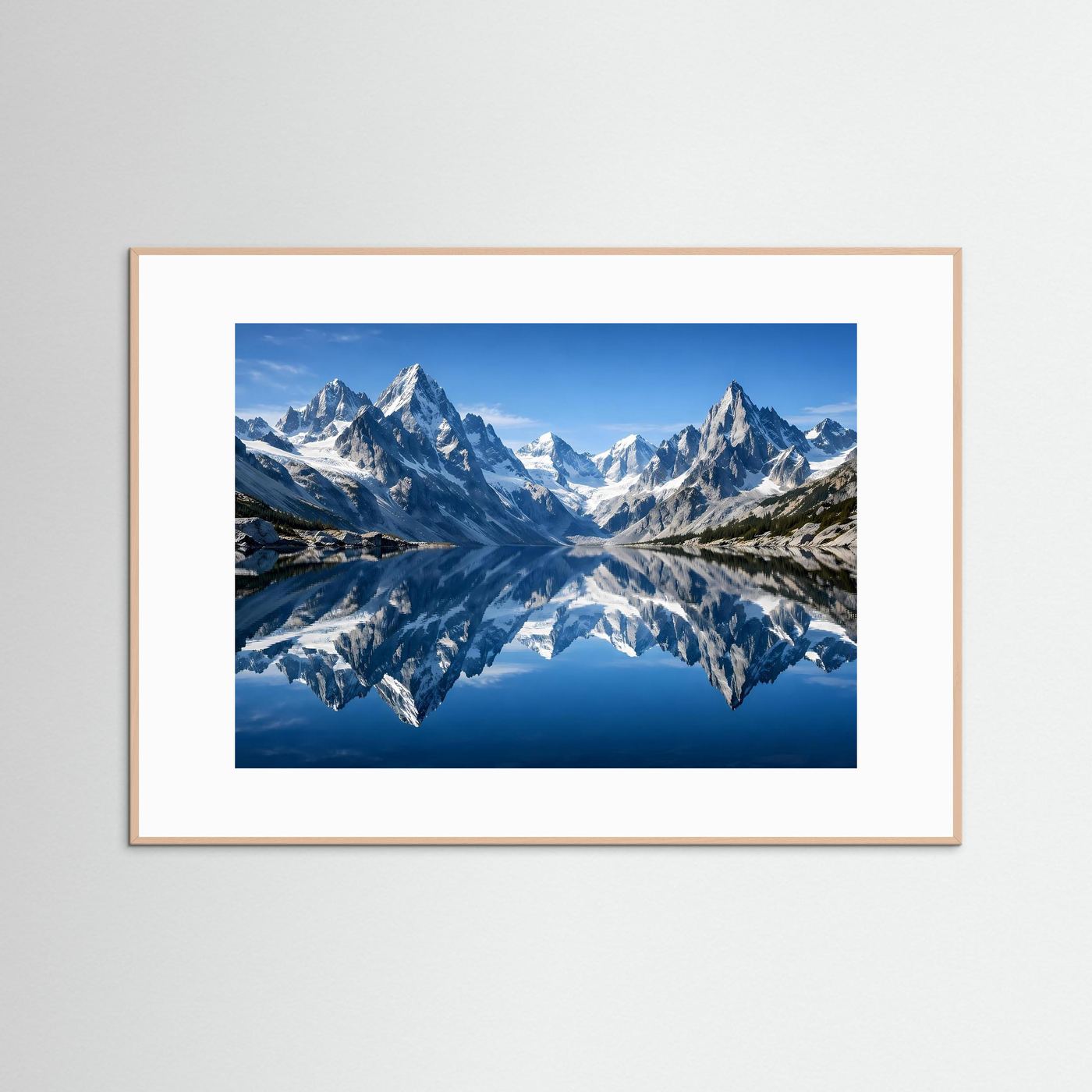 Wandbild mit Foto von Alpenbergen und Spiegelung im See, heller Holzrahmen