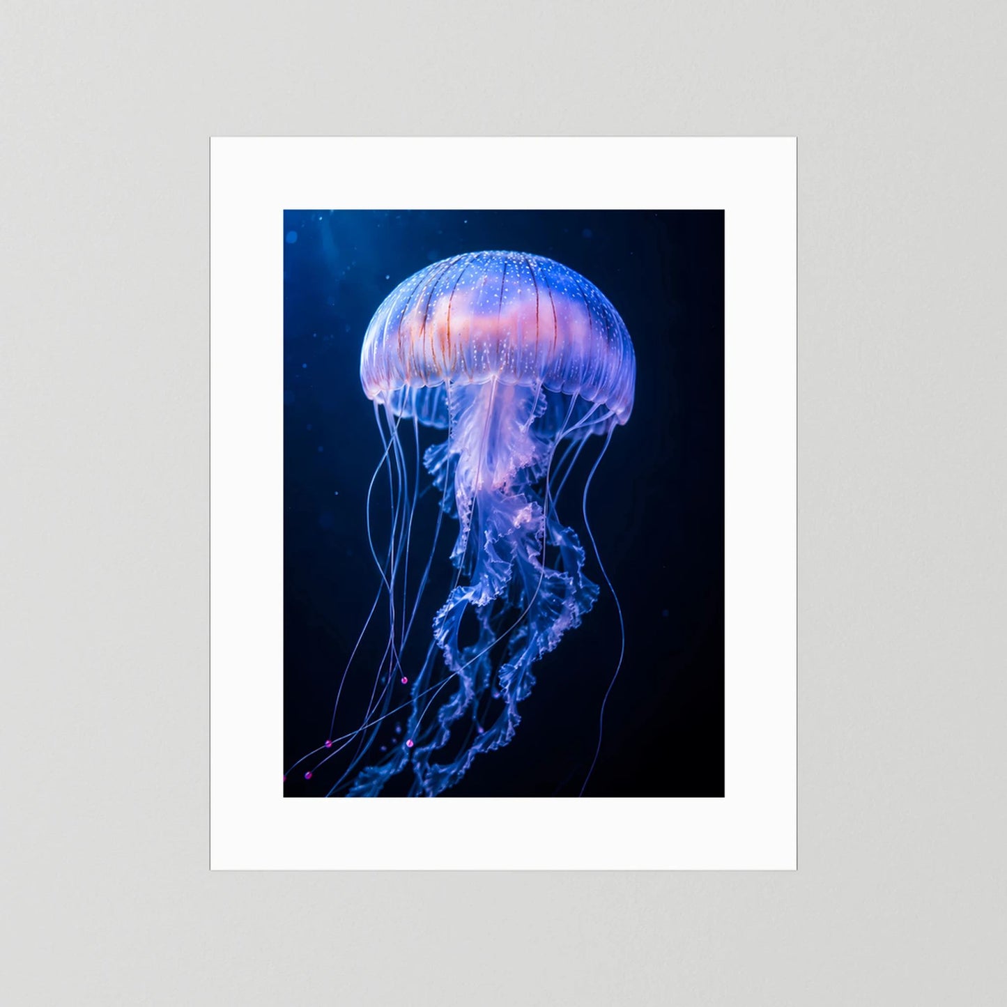 Poster mit weißem Rand und leuchtender Qualle in Blau-Violett, hochformatig