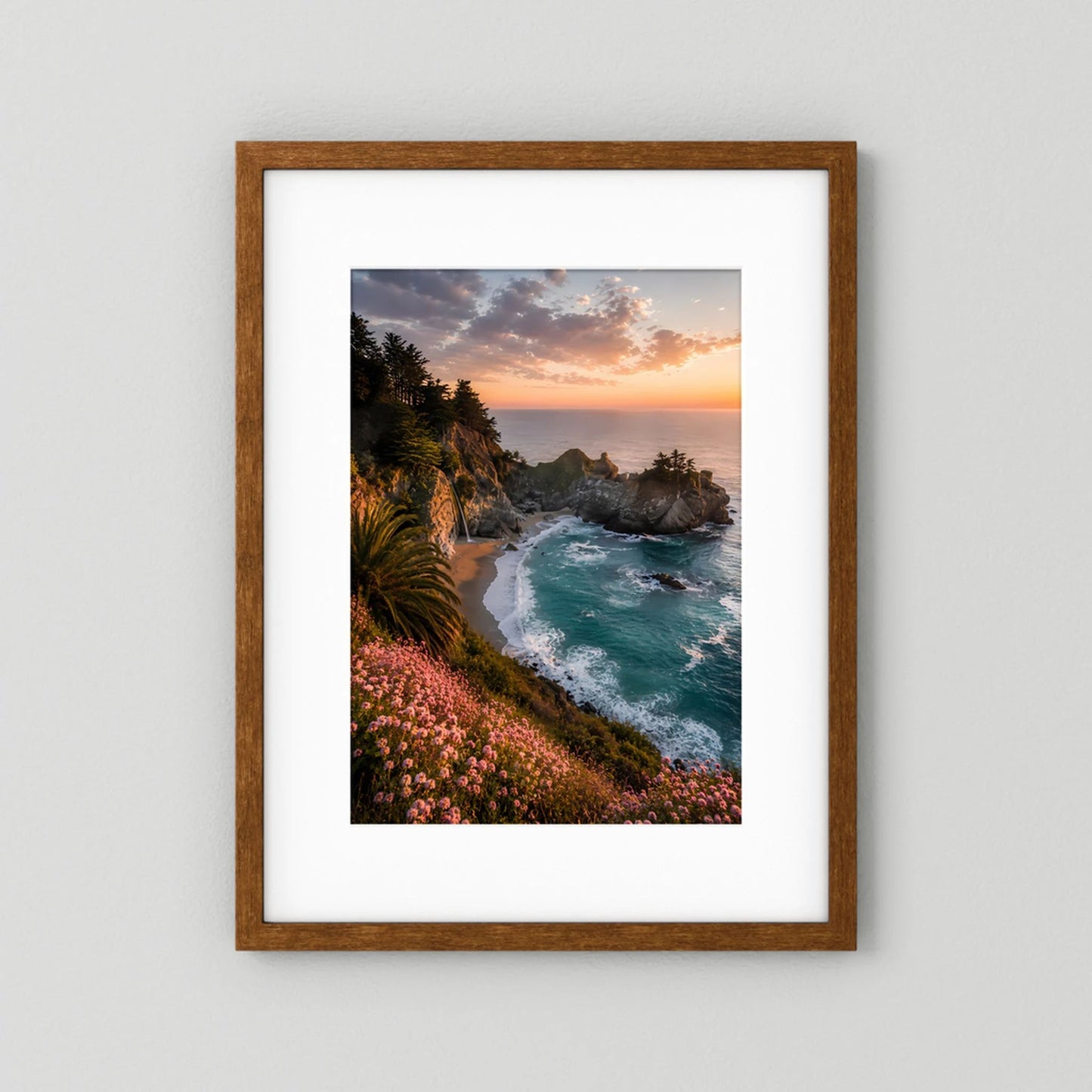 Kunstposter Hochformat mit braunem Holzrahmen: Felsküste, türkisblaues Meer, Blumen, Sonnenuntergang