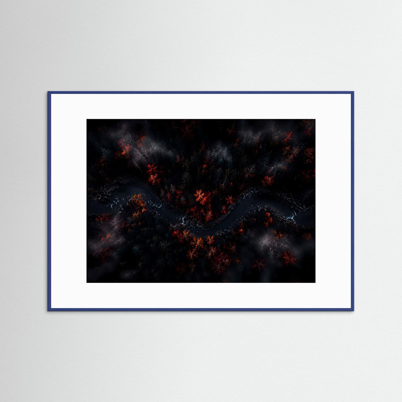Mystischer Wald aus der Vogelperspektive | Dunkles Herbst Landschaftsbild | Atmosphärische Waldkunst mit Fluss | Modernes Natur Poster | Premium Leinwand